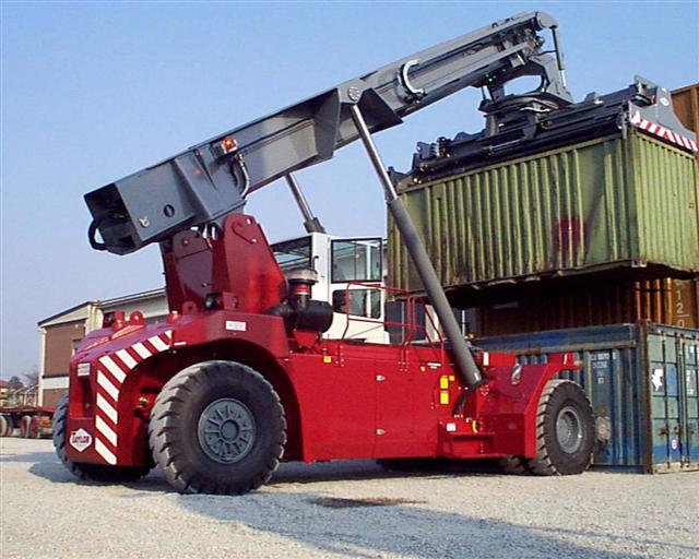 Konteyner taþýma forkliftleri, Reach Stacker, Büyük kapasiteli forkliftler, Arazi forkliftleri, 4x4  forkliftler 10-50 ton kapasiteler